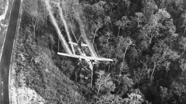 Un avion lance l'agent orange au Vietnam
