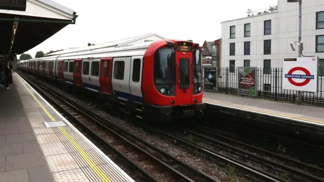 伦敦地铁Parsons Green站列车进站（16/9/2017）