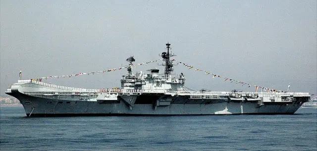 భారత నౌకాదళానికి చెందిన విమాన వాహక నౌక ఐఎన్ఎస్ విరాట్