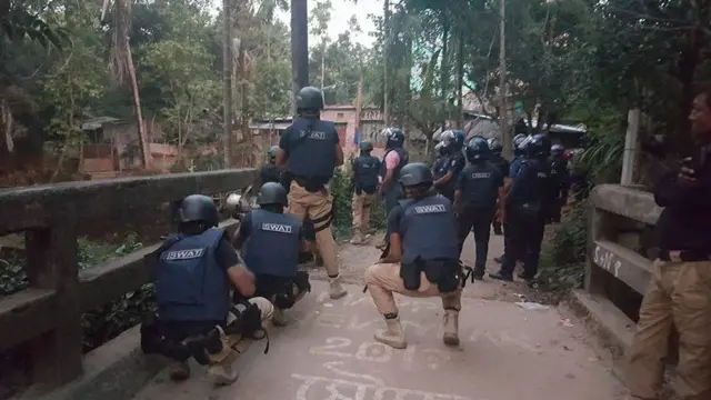 ঢাকা থেকে সোয়াট টিম স্থানীয় পুলিশের সাথে অভিযানে যোগ দেয়