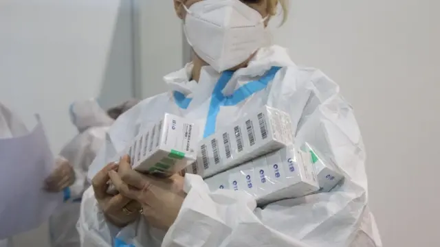 U ponudi je svih pet vakcina koje su do sada na raspolaganju i u svetu: dve američke - Fajzer/Biontek i Moderna, britanska Oksford-AstraZeneka, ruska Sputnjik i kineska Sinofarm.