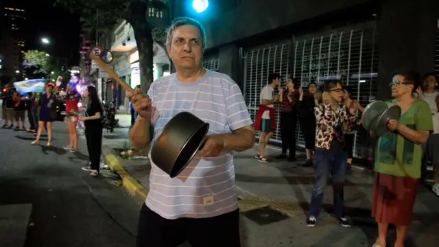 Hombre protestando con una cacerola en Buenos Aires