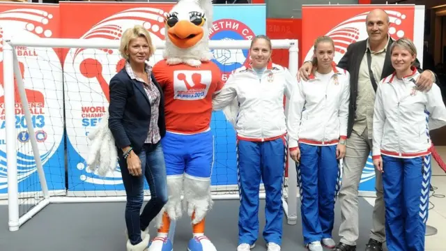 Svetlana Kitić sa rukometašicama Srbije