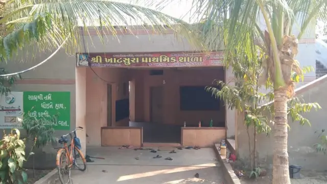 ખાટસુરા ગામે આવેલી સરકારી પ્રાથમિક શાળામાં માત્ર બે ઓરડાઓ છે