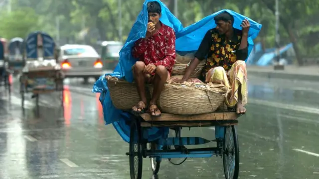 আম নিয়ে বাজারের পথে বাংলাদেশের দুই আম বিক্রেতা (ফাইল ছবি)