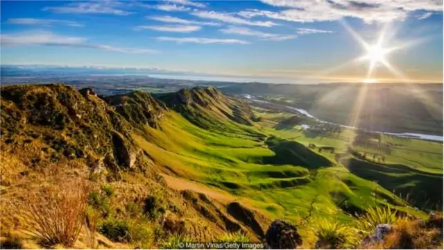 لم تتعرض نيوزيلندا لأي غزو خارجي بل تأسست بناء على معاهدة بين التاج البريطاني والسكان الأصليين لها