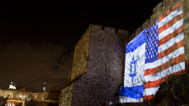 ธงประจำชาติของสหรัฐฯ และอิสราเอลที่ฉายบนผนังที่เมืองเก่าในกรุงเยรูซาเลม
