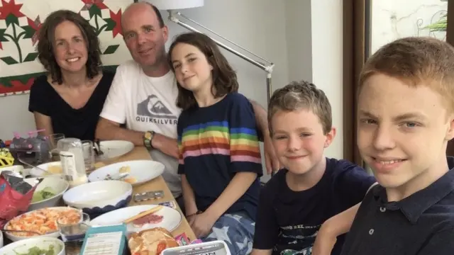 La familia Bingham, Sarah, Darryl, Ariel, Casper y Noah