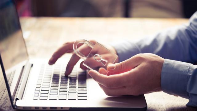 Homem diantecomo ganhar dinheiro jogando slotsseu laptop