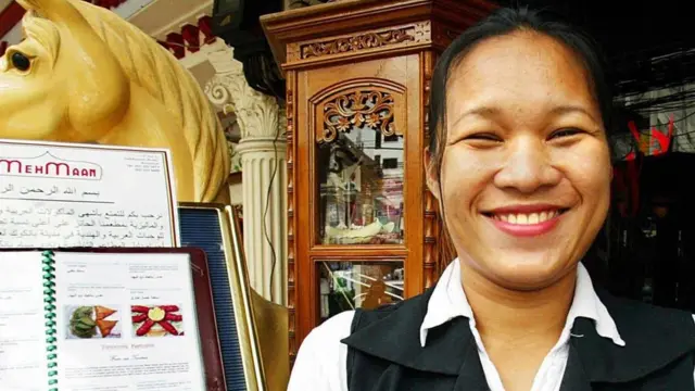 Una tailandesa sonriendo de oreja a oreja