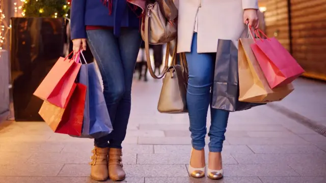 Ноги двух девушек с большим количеством покупок