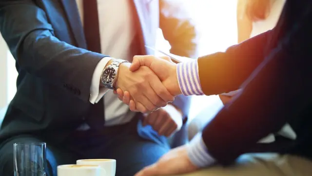 Manos cerrando un acuerdo.