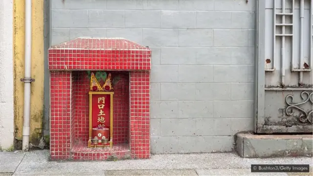 土地公祠在香港隨處可見，經常出現在建築物和商店的主要入口外。