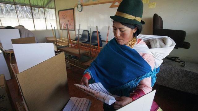 Mujer indígena votando en Ecuador en 2007