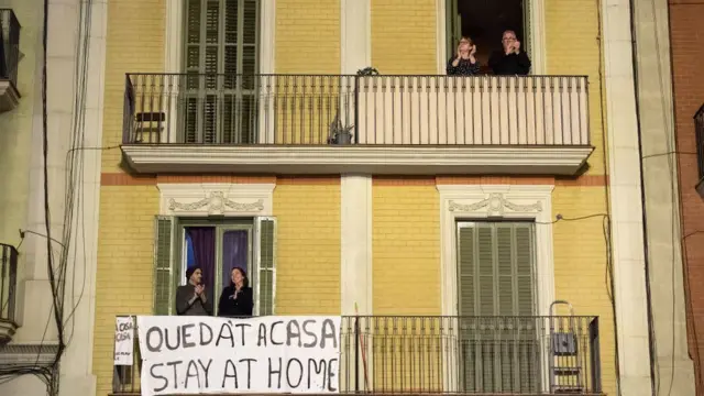 Vecinos aplauden desde un balcón durante un flash mob convocado en las redes sociales.