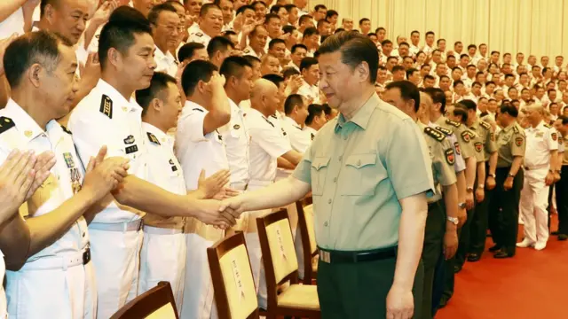 習近平視察北京海軍機關時與官兵握手(新華社圖片24/5/2017)