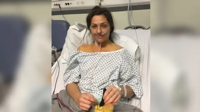 Ellie en el hospital después de su trasplante.