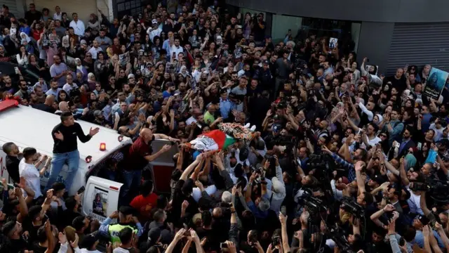 Дафн маросимида минглаб одамлар қатнашди.