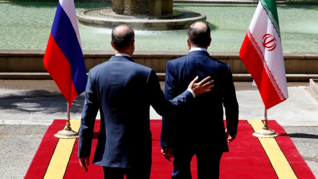 Главы МИД Ирана Хосейн Амир Абдоллахиан и России Сергей Лавров (слева направо)