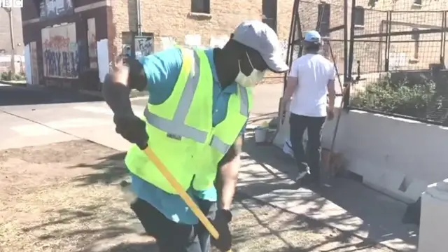 Nin Soomaali-Mareykan ah oo ka qeyb qaadanaya nadaafadda Minneapolis