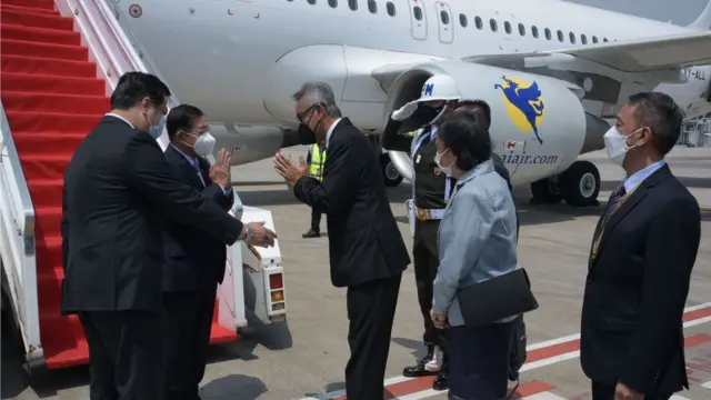 အာဆီယံထိပ်သီးအစည်းအဝေးကို စစ်ကောင်စီ ခေါင်းဆောင်ကိုယ်တိုင် သွားမယ်၊မသွားဘူး သတင်းတွေ အမျိုးမျိုးထွက်ပေါ်ခဲ့ပါသေးတယ်။