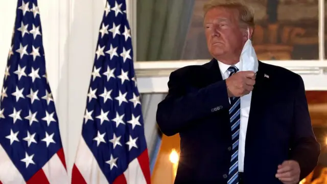 Le président américain Donald Trump enlève son masque à son retour à la Maison Blanche après son séjour à l'hôpital pour se remettre d'un coronavirus, le 5 octobre 2020