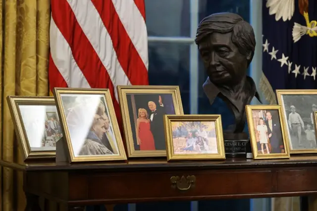 El busto de César Chávez en la Oficina Oval