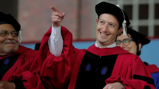 Zuckerberg'in mezuniyet töreninden bir fotoğrafı.