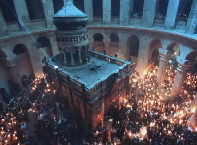 نیایش مومنان در مقابل محراب آرامگاه عیسی مسیح