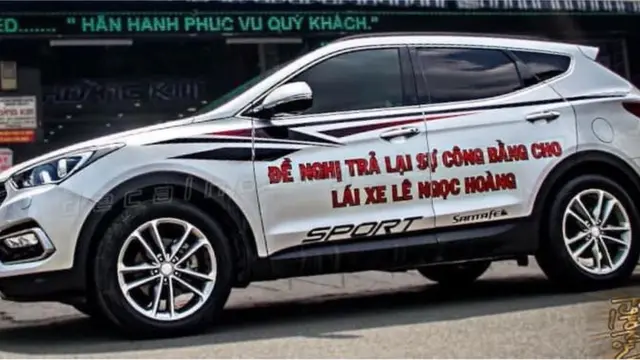 Chiếc xe dán decal của bà Phương