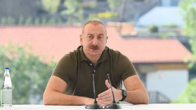 İlham Əliyev Laçına qayıdan bəzi sakinlərə evlərinin açarlarını verib.