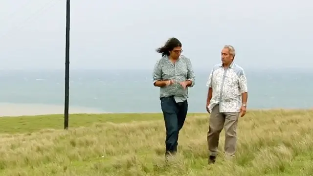 آرش عزیزی و ایرج عابدیان در صحنه‌ای از مستند «بهای تبعیض»