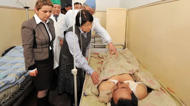 Отунбаева ооруканадагы бейтаптын абалын сурап жатат