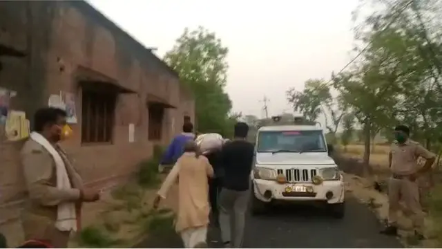 अंतिम संस्कार के लिए शव ले जाते लोग