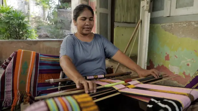Meriance Kabu tengah menenun di rumahnya, Kupang, NTT.