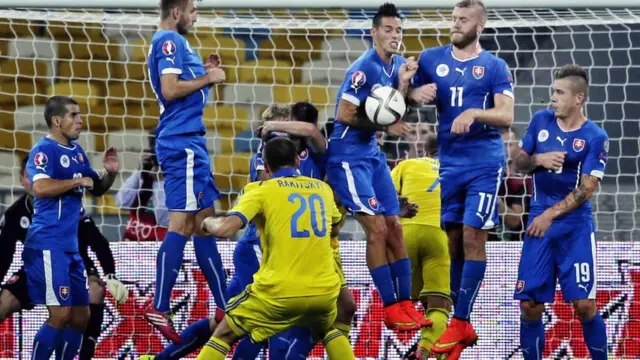 Гравці Словаччини та України перед воротами під час матчу
