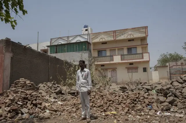 शिंदे भाइयों का घर अब मलबे में तब्दील हो गया है.