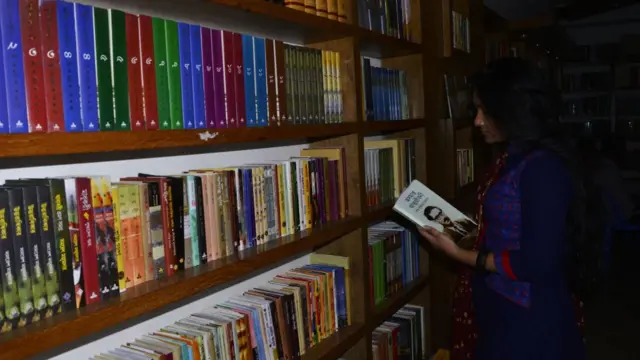 Dubartii kitaaba dubbisaa jirtu