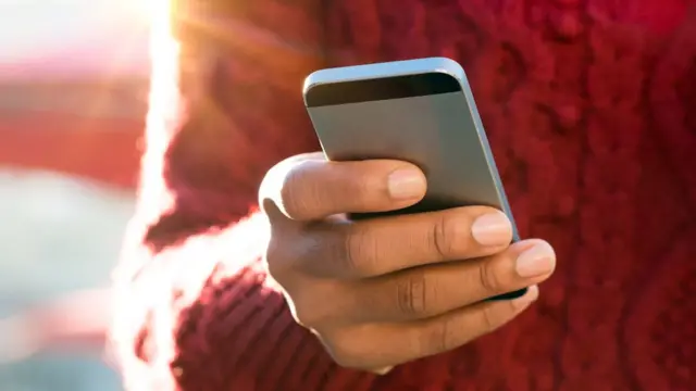 Човек држи телефон