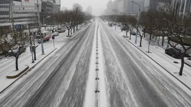 वुहान में वीरान सड़क