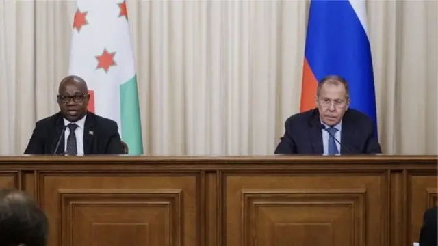 Minisitiri w'ububanyi n'amahanga w'u Burundi Ezechiel Nibigira na mugenzi we w'Uburusiya Sergey Lavrov mu biganiro mu Burusiya ku itariki ya 5 y'uku kwezi kwa 11
