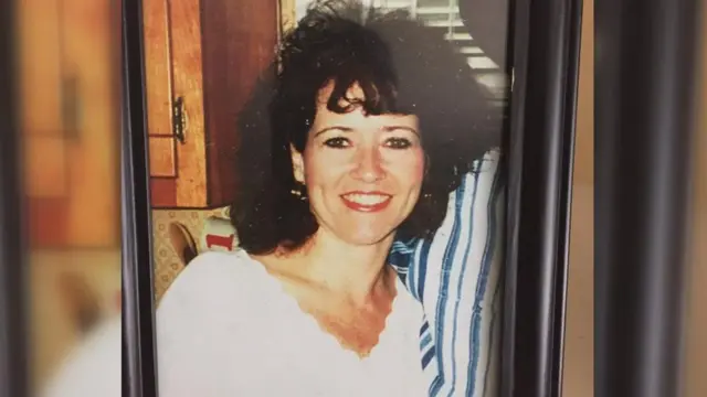 Jones ayaa lagu helay in uu 1996 kufsaday oo ceejiyay Mary Phillips