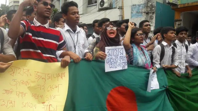 শ্যামলীতে সরব মিছিল।