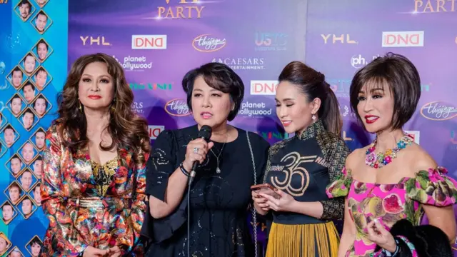 Giám đốc Trung tâm Thúy Nga Tô Ngọc Thủy (thứ hai từ trái sang) cùng các nghệ sĩ