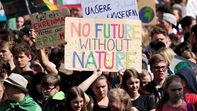 Protesta de adolescentes en Alemania con una pancarta que reza, "no hay futuro sin naturaleza".