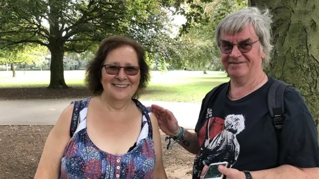 코번트리시 얼스돈에 사는 은퇴한 커플 폴린과 로빈 타리