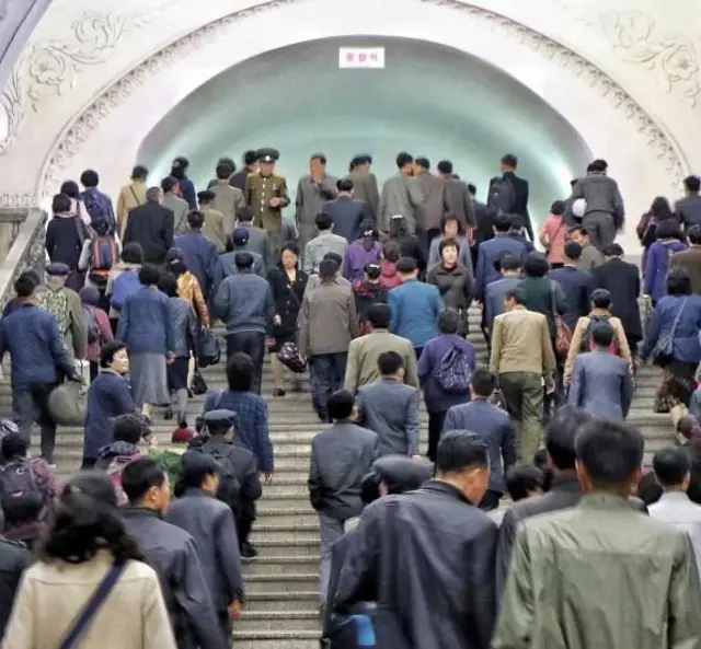 kereta bawah tanah di Pyongyang.