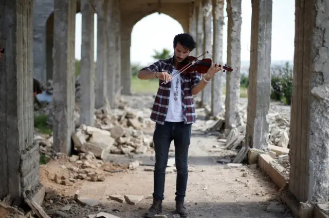 أمين مقداد، عازف كمان عراقي.