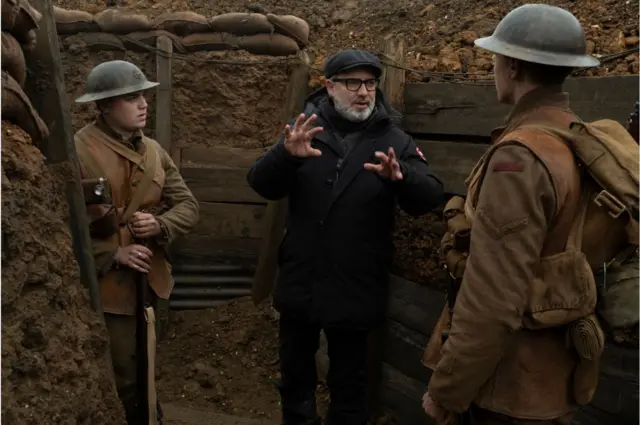 В основу фильма легла частная семейная история режиссера Сэма Мендеса, которую он еще ребенком услышал от своего деда, ветерана Первой мировой. На снимке: Мендес на съемках дает указания исполнителям двум главных ролей - Дину Чарльзу-Чэпмену и Джорджу Маккею