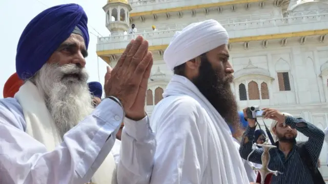 ਹਰਿਆਣਾ ਕਮੇਟੀ ਦੇ ਪ੍ਰਧਾਨ ਬਲਜੀਤ ਸਿੰਘ ਦਾਦੂਵਾਲ (ਚਿੱਟੀ ਦਸਤਾਰ) ਅਤੇ ਸਾਬਕਾ ਪ੍ਰਧਾਨ ਜਗਦੀਸ਼ ਸਿੰਘ ਝੀਂਡਾ